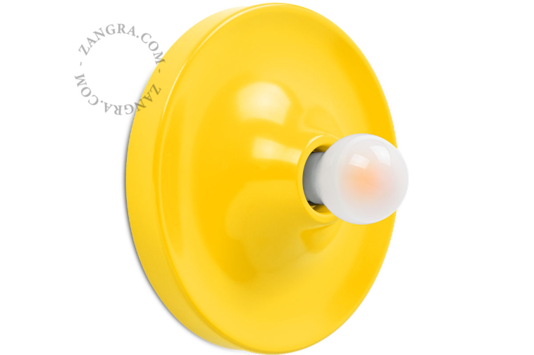 Rund gul lampe.