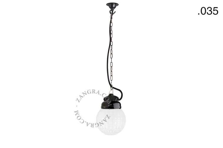 Elegancka lampa wisząca z czarnej porcelany, stworzona specjalnie do użytku na zewnątrz.