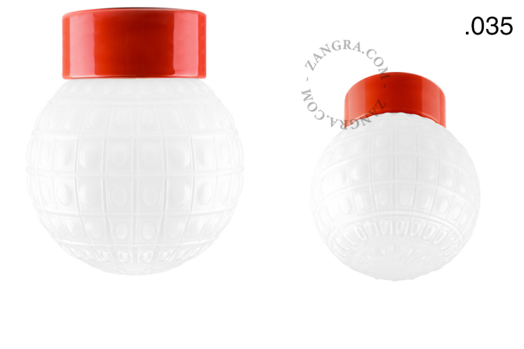 Porseleinen lamp in de kleur rood.