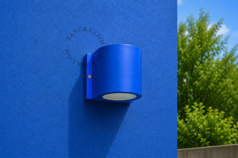 Blaue Wandleuchte.