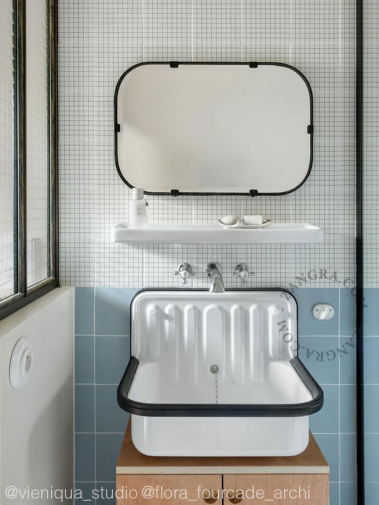Biały porcelanowy haczyk - haczyk ścienny do kuchni lub łazienki.
