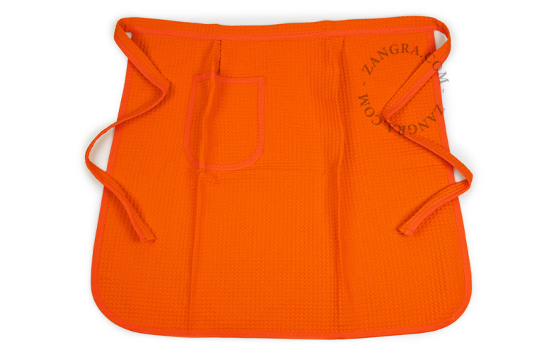 Fartuch kuchenny wiązany w pasie o strukturze plastra miodu.