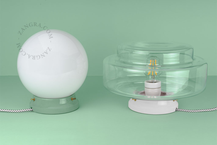 Lampe en porcelaine verte avec globe en verre.