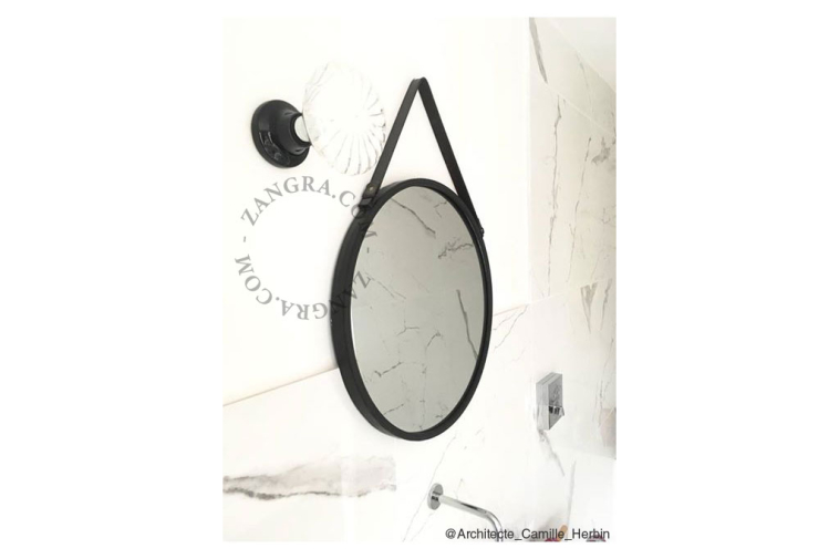 Lampa i vitt porslin.