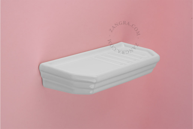 Tablette porte-savon en porcelaine blanche.