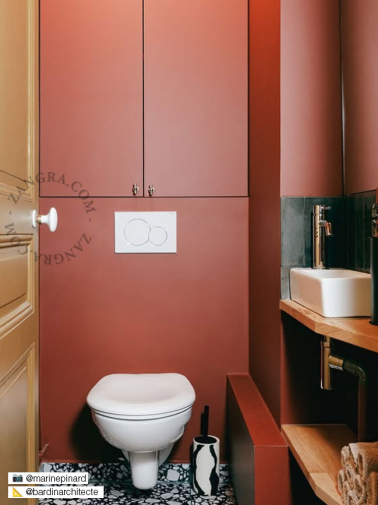 Maçaneta em porcelana branca e latão.