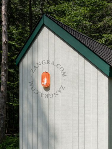 Oranje, ovale buitenlamp.