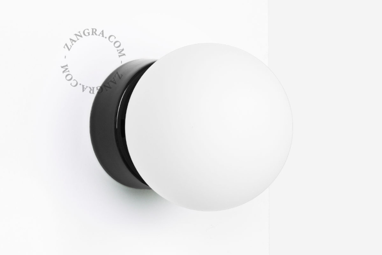 Lámpara de porcelana negra con pantalla de vidrio.