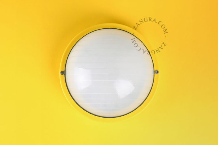 Lampe hublot jaune pour l'extérieur.