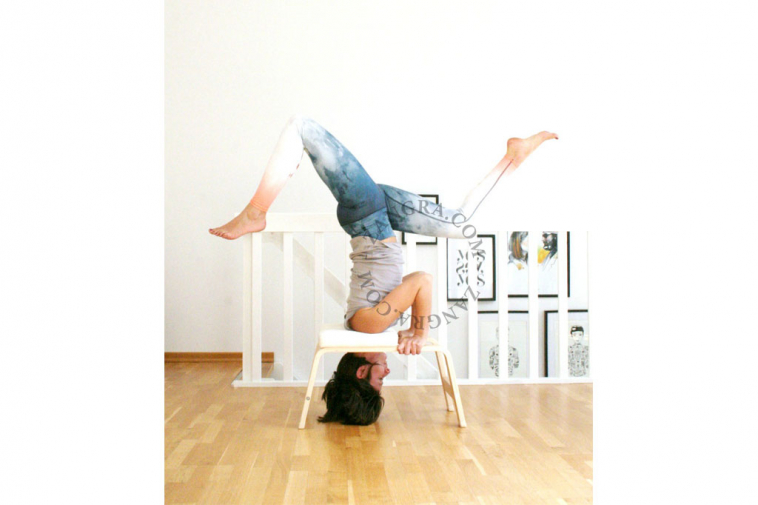 yoga.016.001_l-02-headstand-stool-yoga-hoofdstandbankje-kopfstandhocker-tabouret-pour-le-poirier-taburete-para-verticales
