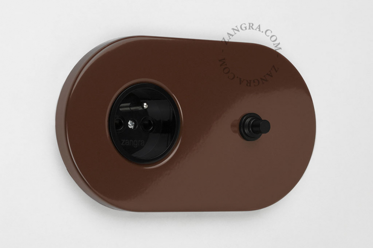 interrupteur bouton-poussoir et prise de courant encastrable marron et noir