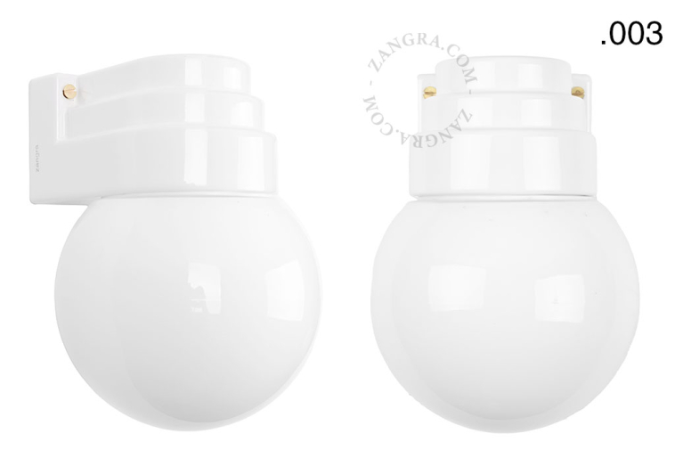 Art-Deco-Wandleuchte aus weißem Porzellan.