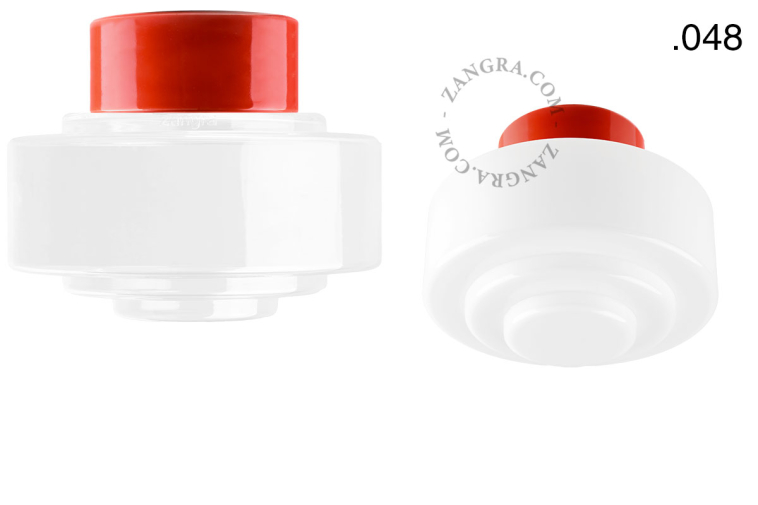 Porseleinen lamp in de kleur rood.