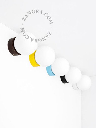 Lámpara de porcelana blanca con pantalla de vidrio.
