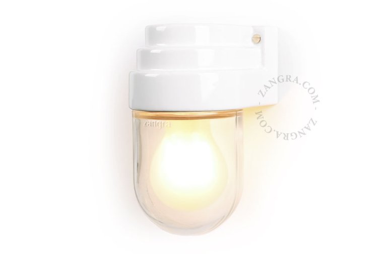 Art-Deco-Wandleuchte aus weißem Porzellan.