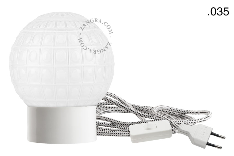 Lámpara de mesa de porcelana blanca con bombilla con globo de cristal.