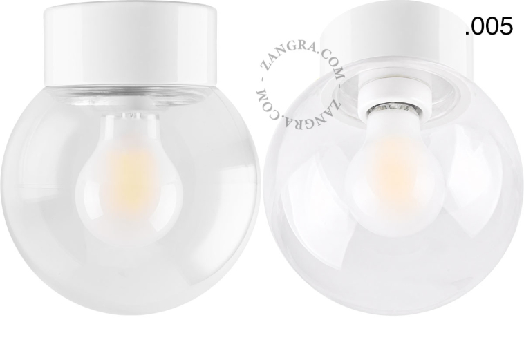 Lampe en porcelaine blanche avec abat-jour en verre.