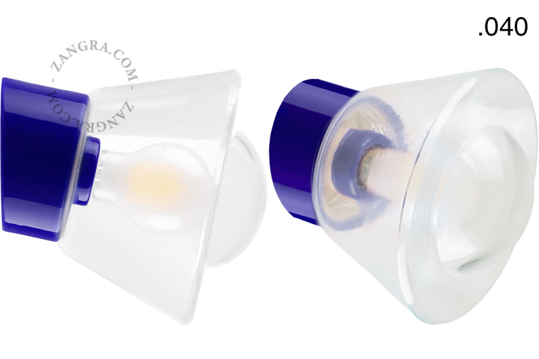 Niebieska porcelanowa lampa ścienna ze szklanym kloszem.