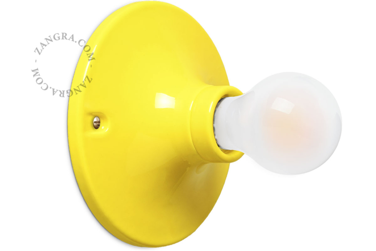 Rund lampe i gult porcelæn.