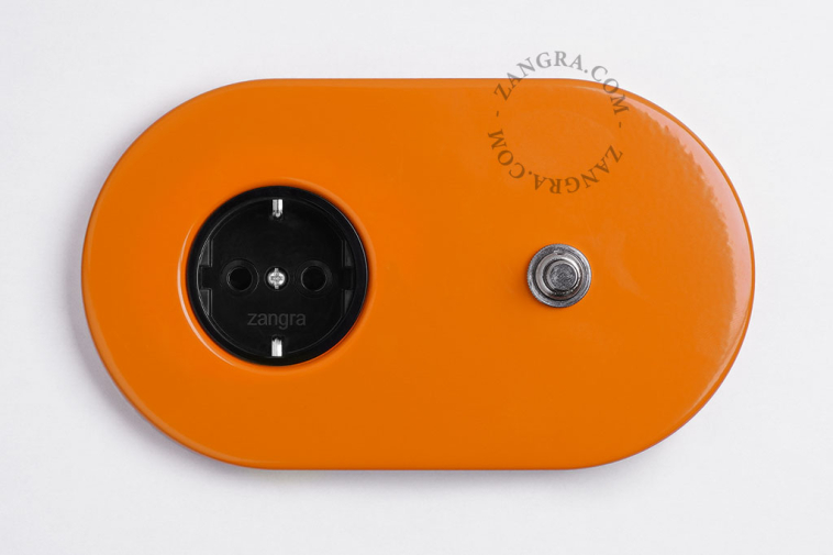 orangefarbene Unterputzsteckdose und -schalter - vernickelter Druckknopf