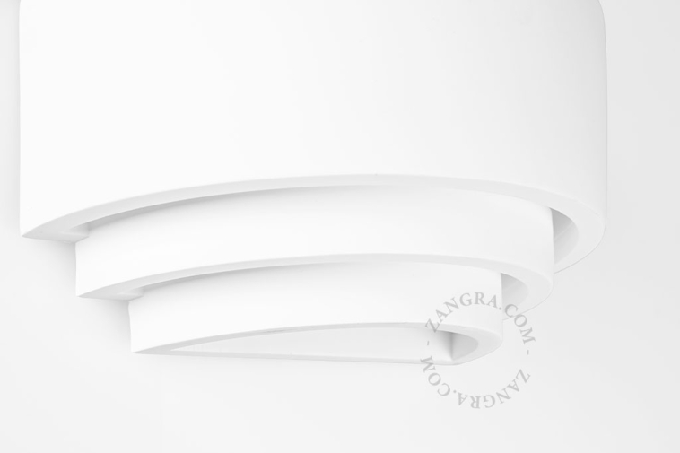 Paintable wall light in plaster.
