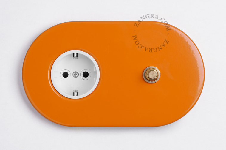 presa e interruttore arancione ad incasso - pulsante in ottone grezzo