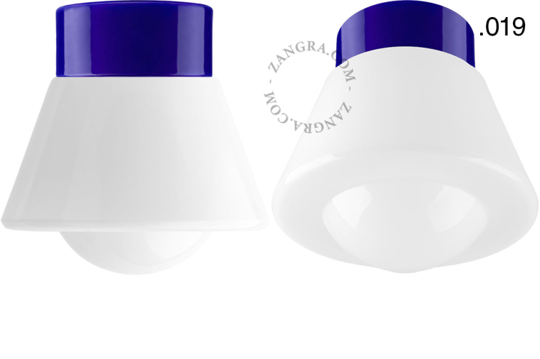 Niebieska lampa porcelanowa z kloszem.