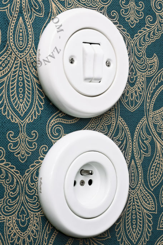 Interruptor de porcelana blanca.