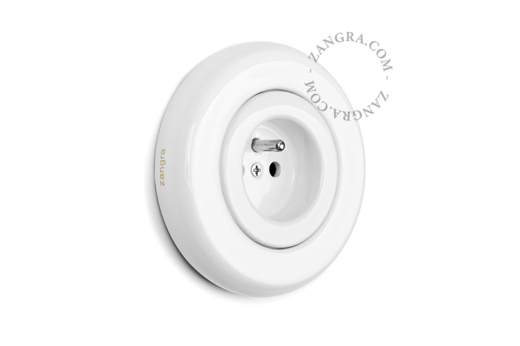 Unterputzsteckdose aus weissem Porzellan.