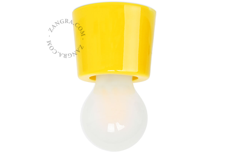 Gelbe Porzellanlampe.