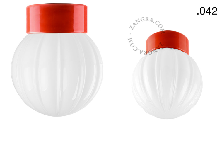Porseleinen lamp in de kleur rood.