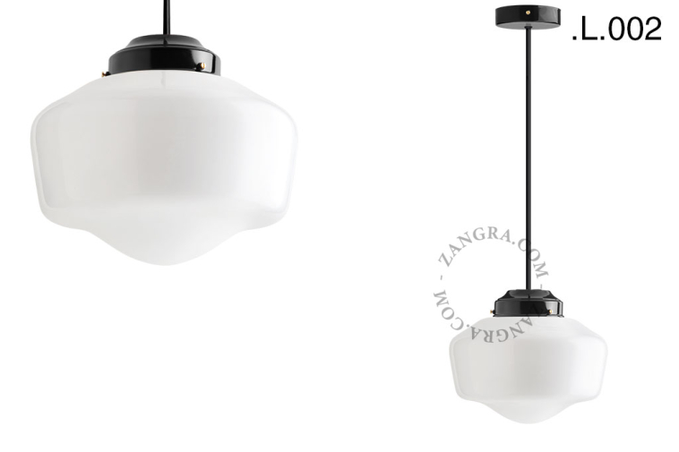 Lampada da soffito nera con paralume in vetro.
