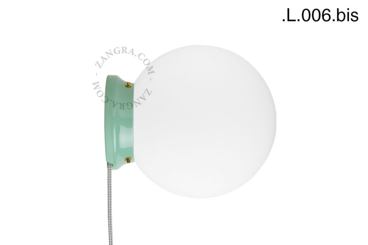 Lampe en porcelaine verte avec globe en verre.