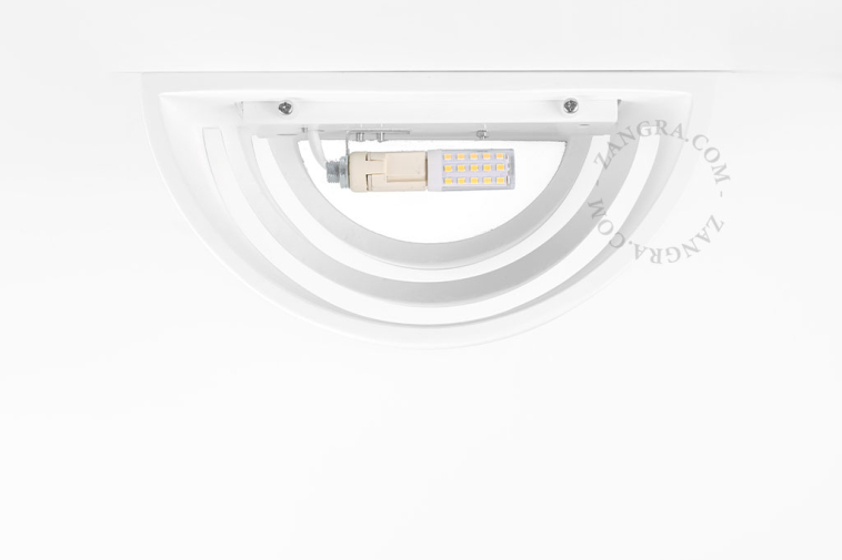 Paintable wall light in plaster.