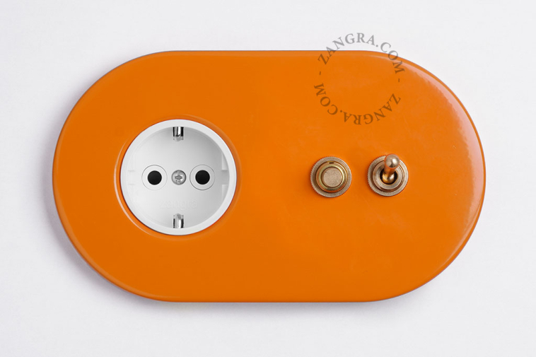 tomada embutida em laranja e interruptor bidirecional ou simples - alavanca em latão cru e botão de pressão