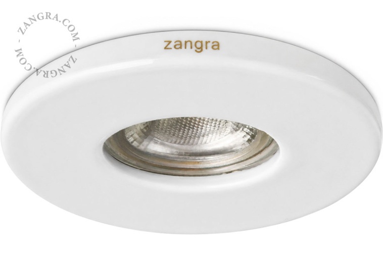 Biała porcelanowa oprawa wpuszczana typu downlight.