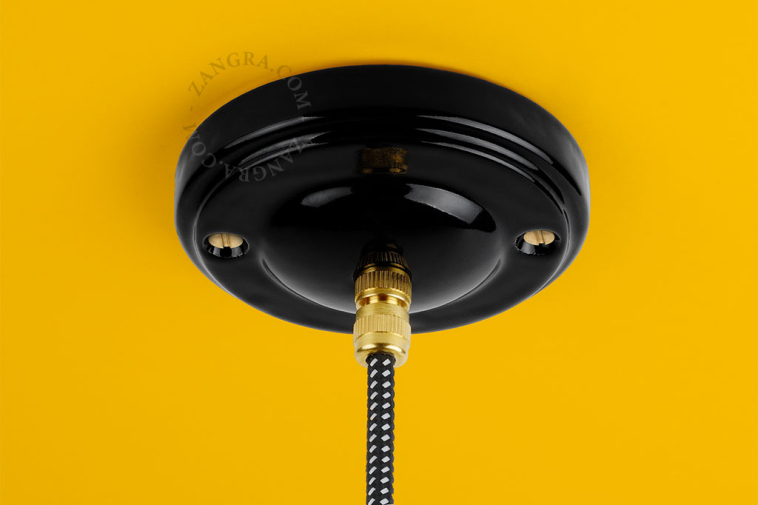 Lámpara colgante negra.