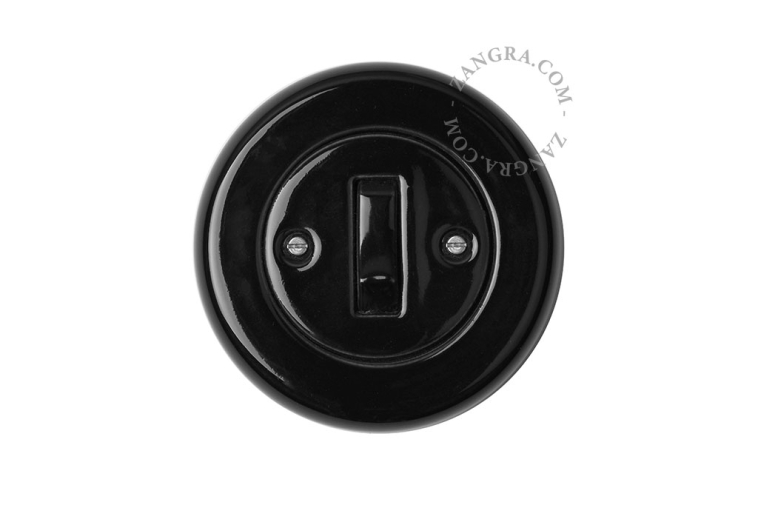 Interruptor de porcelana preta.