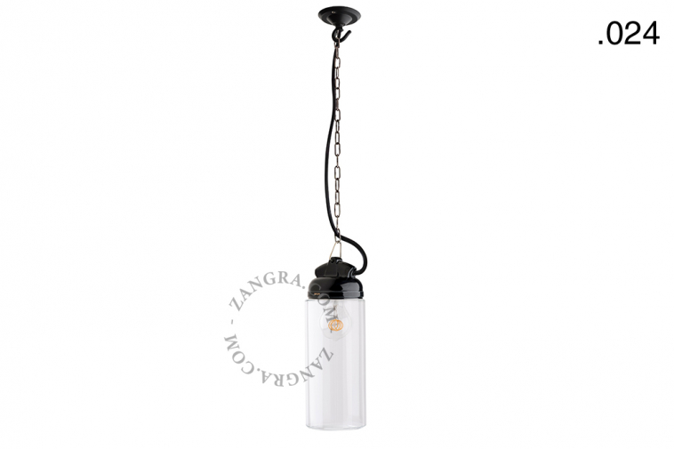 Suspension en porcelaine noire avec globe en verre.