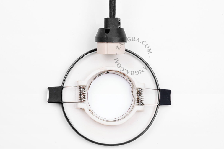 Czarna porcelanowa oprawa wpuszczana typu downlight.
