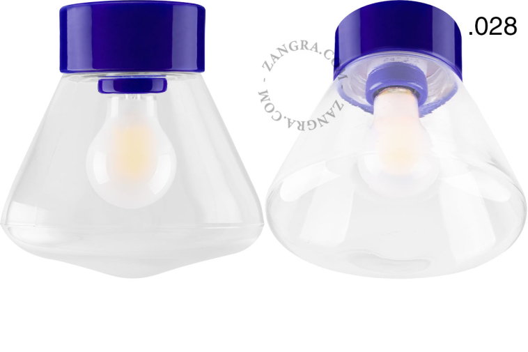 Niebieska lampa porcelanowa z kloszem.