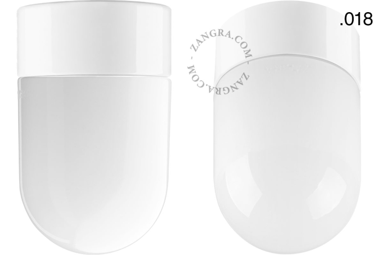 Lampe en porcelaine blanche avec abat-jour en verre.