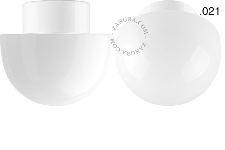 Lampe en porcelaine blanche avec abat-jour en verre.