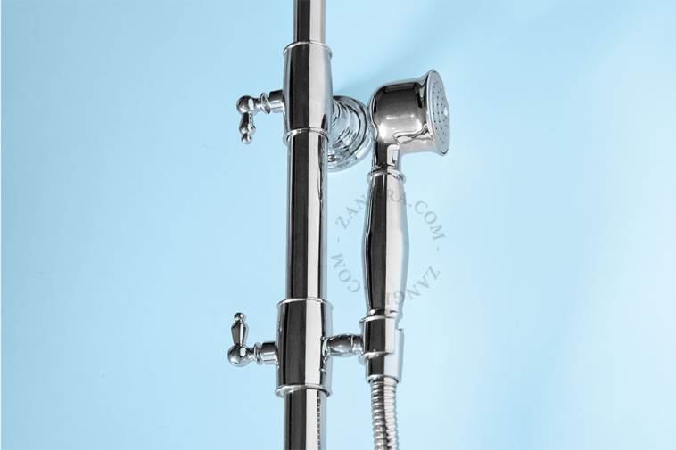 Colonna doccia con doccia a pioggia e doccetta.