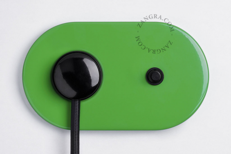 interrupteur bouton-poussoir et prise de courant encastrable verte et noir