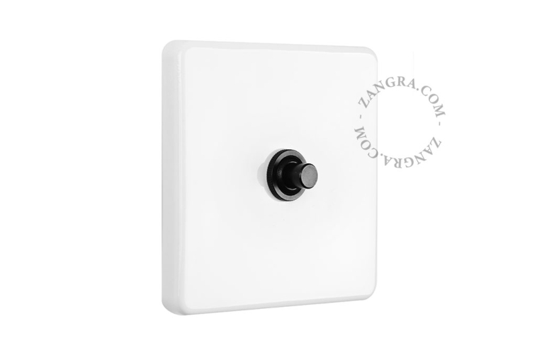 Weißer Porzellan-Druckknopf in quadratischer Form.