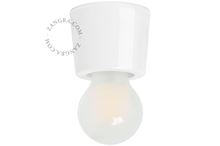 Lampa i vitt porslin.