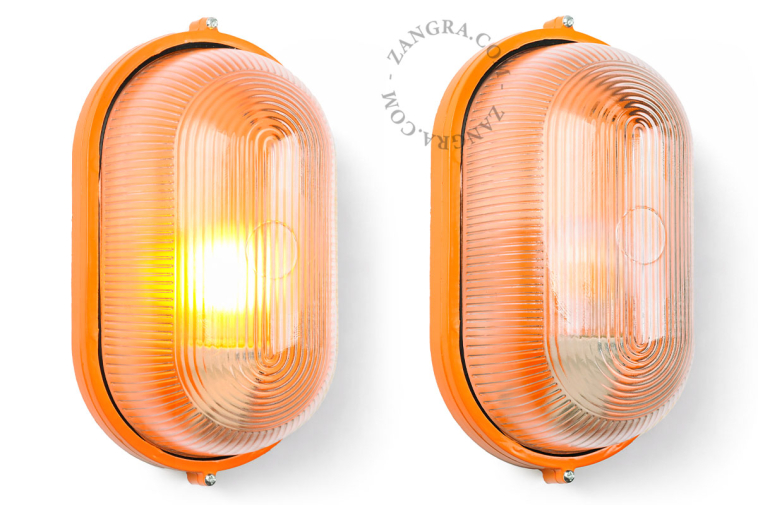 Oranje, ovale buitenlamp.