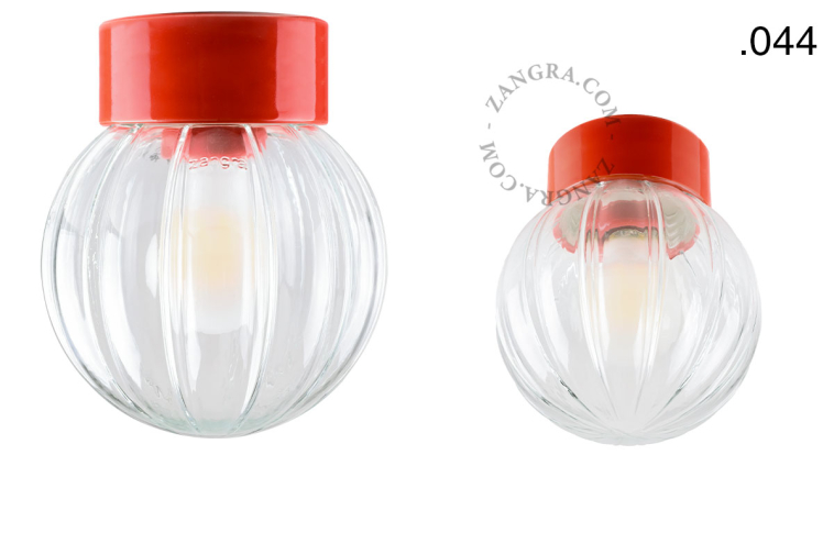Porseleinen lamp in de kleur rood.