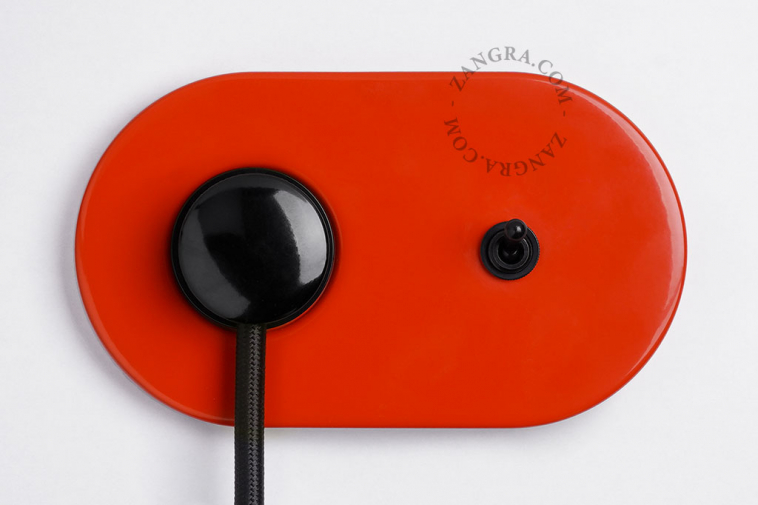 prise et interrupteur rouge avec levier en laiton noir
